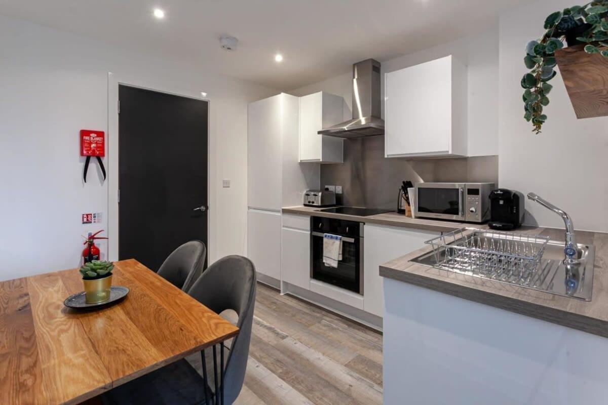 Superb 2 Bed Flat 5Min To Old Trafford Stadium Manchester Dış mekan fotoğraf