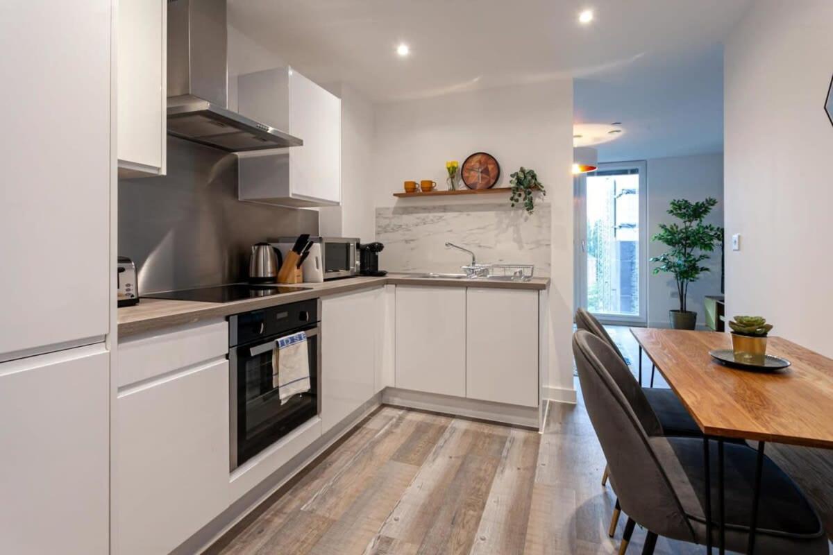 Superb 2 Bed Flat 5Min To Old Trafford Stadium Manchester Dış mekan fotoğraf